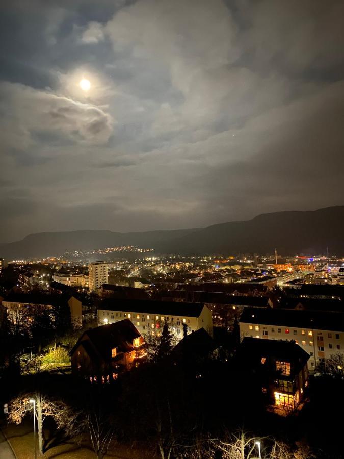 Modernes 2-Zimmer-Apartment Mit Balkon Und Netflix เยนา ภายนอก รูปภาพ