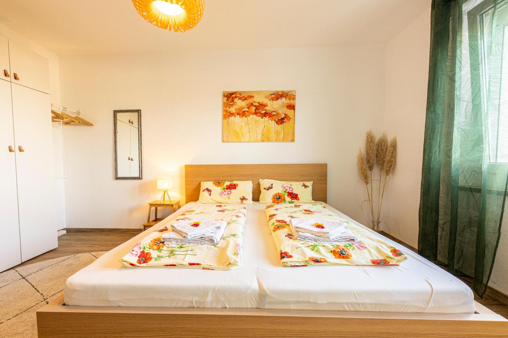 Modernes 2-Zimmer-Apartment Mit Balkon Und Netflix เยนา ภายนอก รูปภาพ