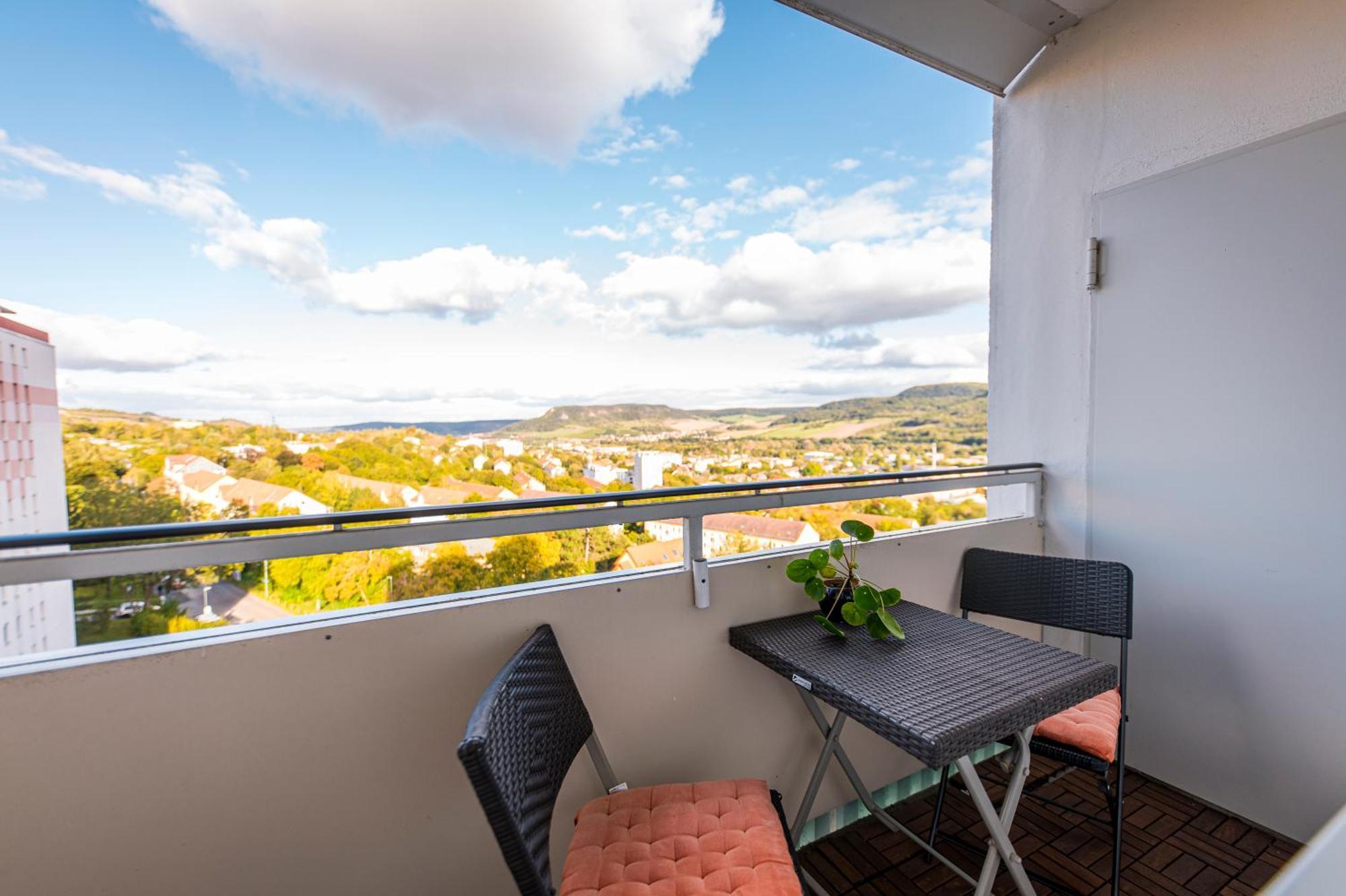 Modernes 2-Zimmer-Apartment Mit Balkon Und Netflix เยนา ภายนอก รูปภาพ
