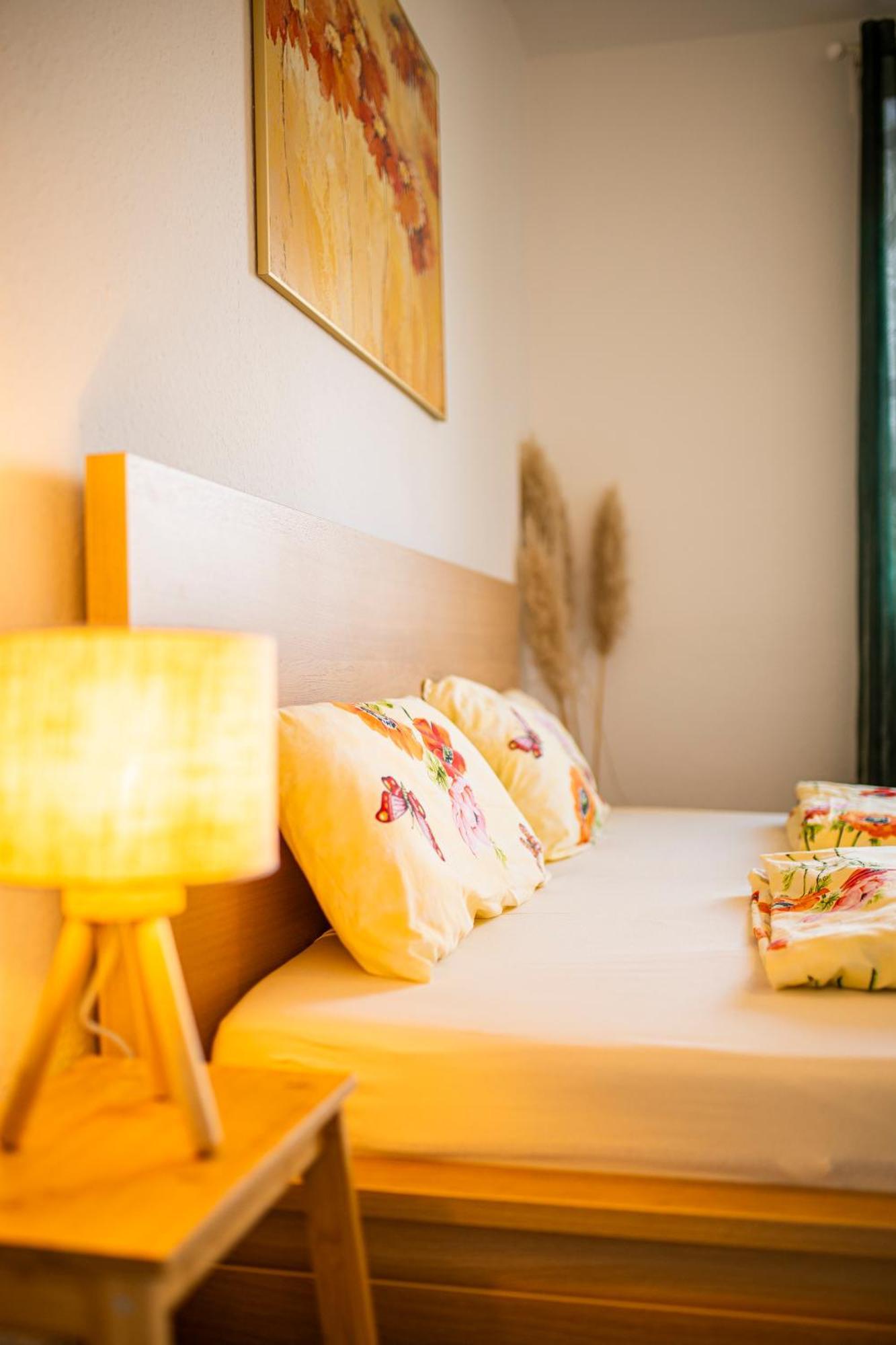 Modernes 2-Zimmer-Apartment Mit Balkon Und Netflix เยนา ภายนอก รูปภาพ