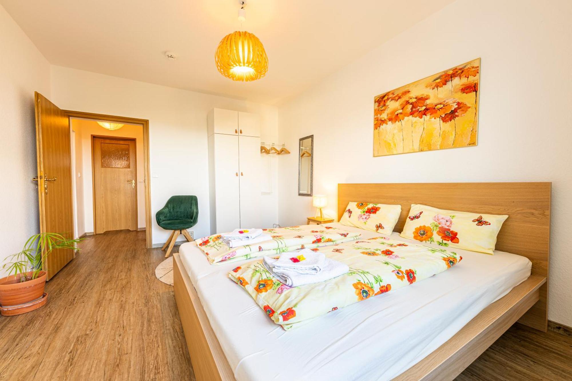 Modernes 2-Zimmer-Apartment Mit Balkon Und Netflix เยนา ภายนอก รูปภาพ