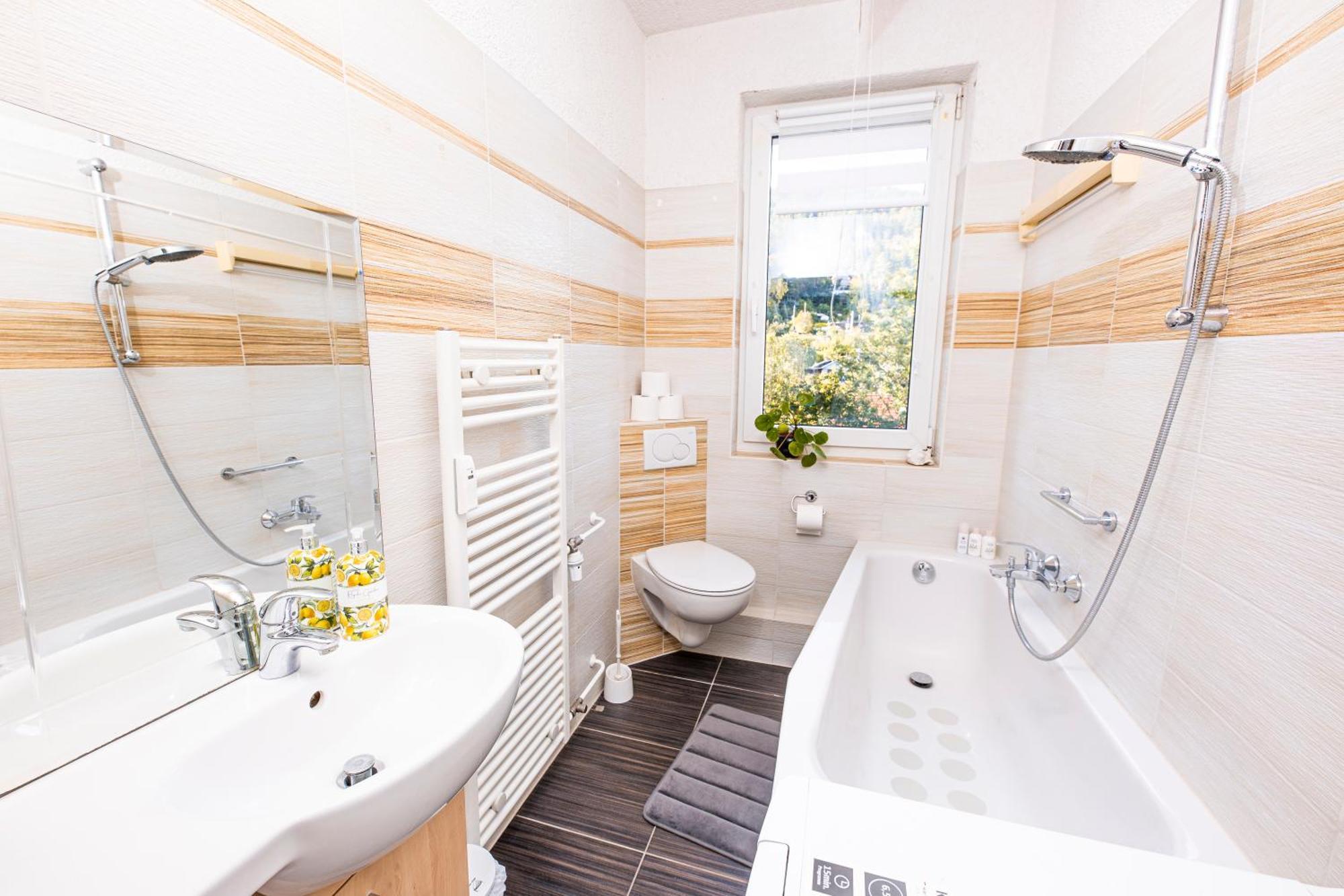 Modernes 2-Zimmer-Apartment Mit Balkon Und Netflix เยนา ภายนอก รูปภาพ